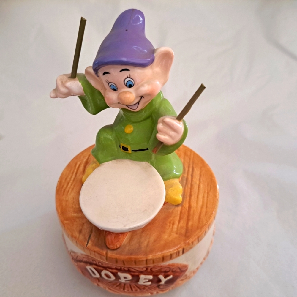 Walt Disney  Schmid Snow White  Dopey  music box excellent